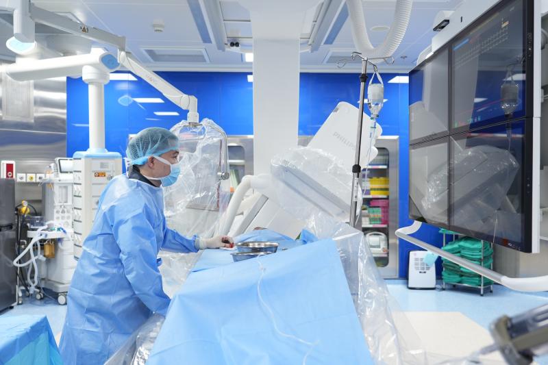 Khách Tây là nhạc sĩ sang 1 bệnh viện ở Việt Nam chữa đi tiểu 20 phút/lần: "Bây giờ tôi thấy mình đang ở trong 1 cơ thể mới" - Ảnh 2.