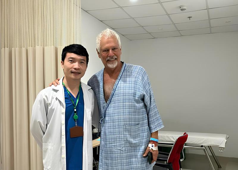 Khách Tây là nhạc sĩ sang 1 bệnh viện ở Việt Nam chữa đi tiểu 20 phút/lần: "Bây giờ tôi thấy mình đang ở trong 1 cơ thể mới" - Ảnh 4.