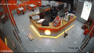 Nam thanh niên túm tóc đánh nữ nhân viên quán trà sữa Bingxue vì "hết kem": Hành động của 2 nam nhân viên chứng kiến gây tranh cãi- Ảnh 2.