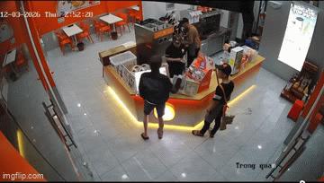 Nam thanh niên túm tóc đánh nữ nhân viên quán trà sữa Bingxue vì "hết kem": Hành động của 2 nam nhân viên chứng kiến gây tranh cãi- Ảnh 1.