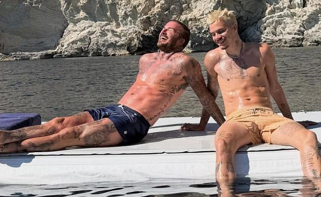 Bố 4 con, tuổi ngoài 50 - David Beckham cởi trần khoe body săn chắc nằm phơi nắng trên du thuyền 16 triệu bảng Anh, visual không tuổi là có thật!- Ảnh 1.