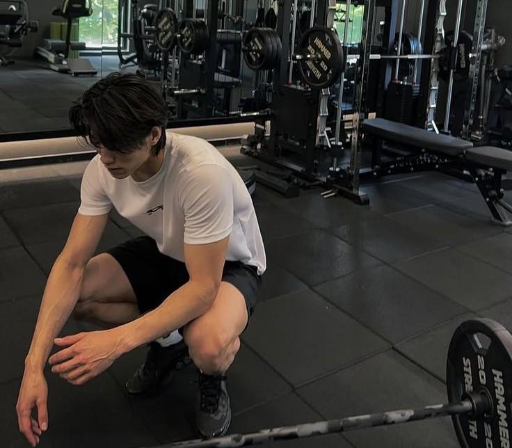 Bạn vẫn thấy mệt mỏi sau khi nghỉ ngơi? Bác sĩ tim mạch tiết lộ 5 điều cần tránh TUYỆT ĐỐI sau giờ làm - Ảnh 2.