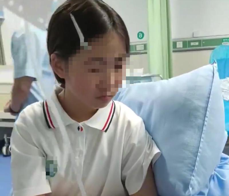 Bé gái 11 tuổi ngày nào cũng nôn mửa, người mẹ khóc nức nở: "Nếu có thể cứu con, tôi sẵn sàng hiến thận của mình" - Ảnh 1.