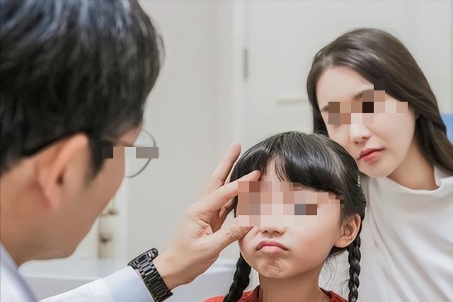 Bé gái mắt một mí đột nhiên "biến" thành hai mí: Bố mẹ vui mừng nhưng bác sĩ hoảng hốt: Sao giờ mới cho đi khám?- Ảnh 1.
