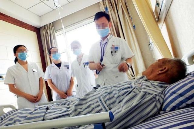 Cụ ông suy thận cấp chỉ vì 1 nguyên nhân được bác sĩ cảnh báo đặc biệt: Mùa hè rất dễ gặp! - Ảnh 1.