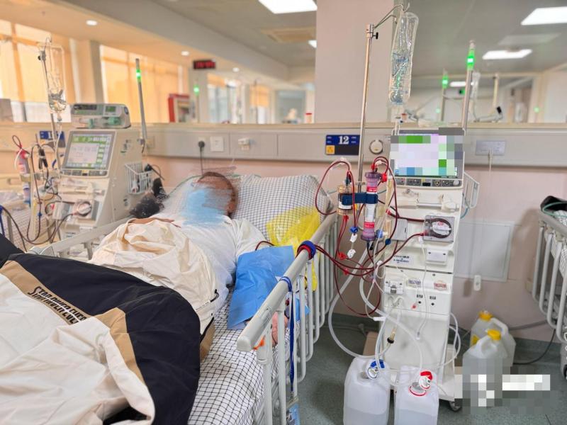 Nam thanh niên 26 tuổi phớt lờ 2 dấu hiệu, đến khi đi khám thì "nhận án" chạy thận suốt đời - Ảnh 1.