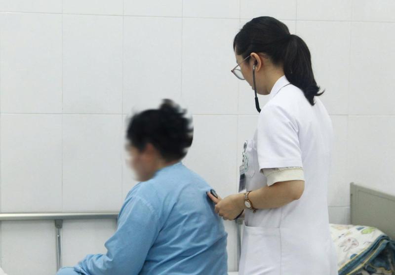 Người mẹ trẻ ôm con ra ban công sau nhiều tuần trầm cảm sau sinh - Ảnh 2.