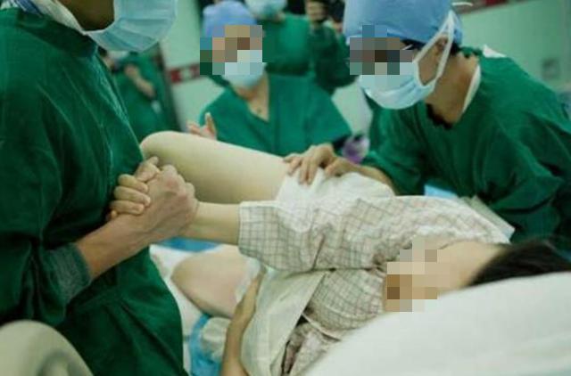 Cô gái 20 tuổi bất ngờ sinh bé gái 2,7kg sau một lần đau bụng: "Tôi tưởng ngộ độc thực phẩm" - Ảnh 1.