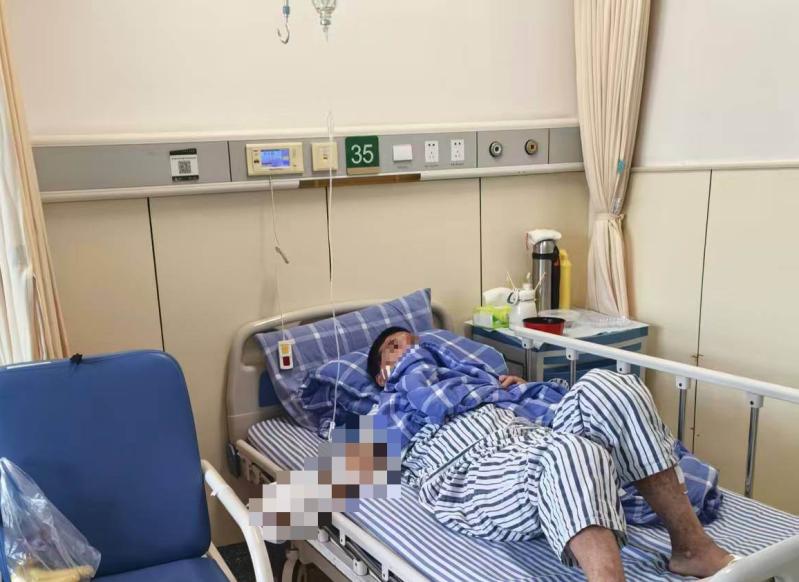 Bé trai 12 tuổi thủng ruột vì loại nước người lớn còn "mê như điếu đổ" - Ảnh 1.