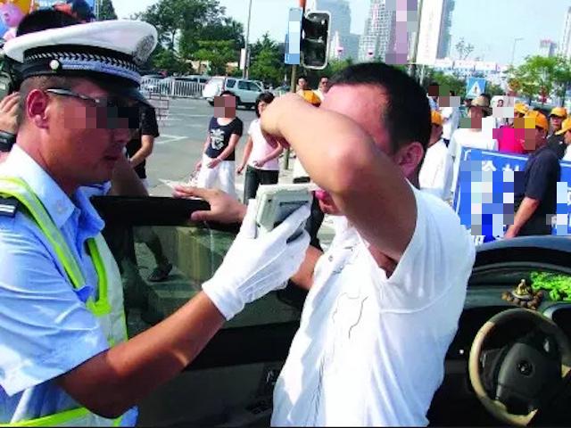 Người đàn ông không bia rượu nhưng ngày nào cũng bị kiểm tra nồng độ cồn, biết sự thật phía sau ai cũng xót xa - Ảnh 1.