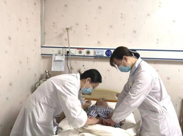Bé trai 12 tuổi mắc ung thư đại trực tràng giai đoạn cuối, bác sĩ chỉ rõ thói quen "cực độc" - Ảnh 1.