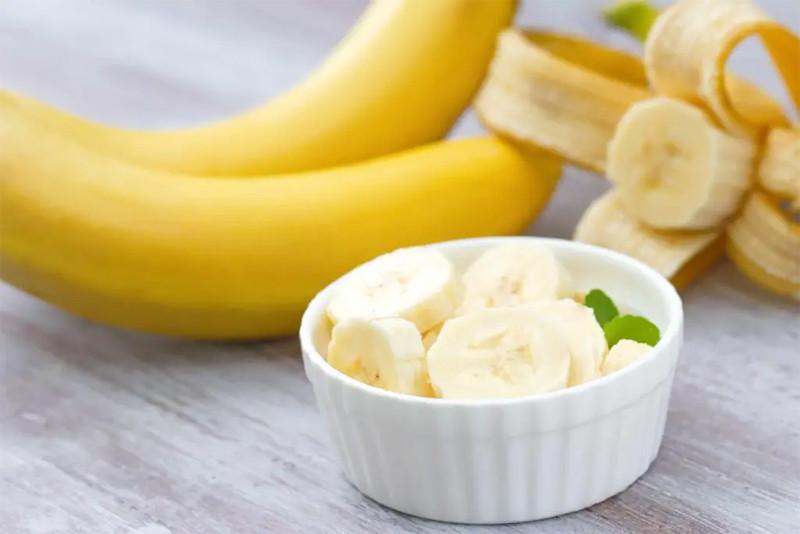 Cặp đôi ăn chuối "kiểu lạ" để chữa táo bón, bác sĩ hoảng sợ cảnh báo nguy cơ tử vong - Ảnh 1.