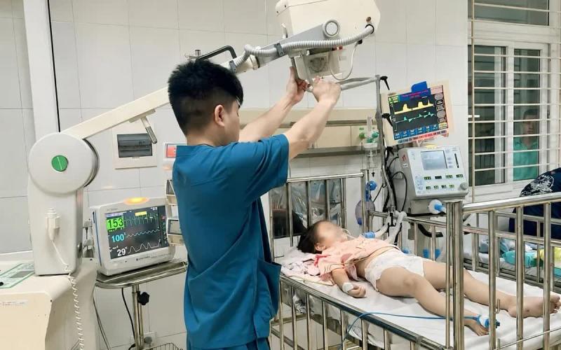 Bé gái 3 tuổi nguy kịch vì mắc kẹt cổ vào cổng sắt - Ảnh 1.