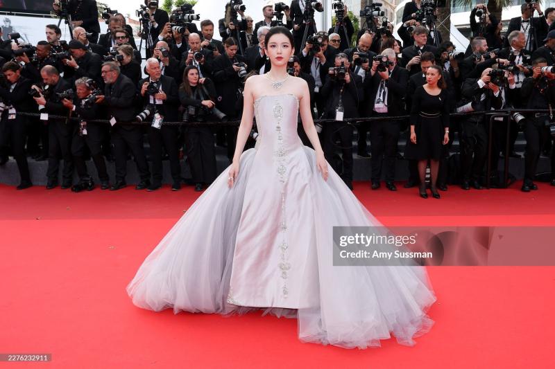 Mỹ nhân đẹp chấn động thế gian bùng nổ visual trên thảm đỏ Cannes, ngắm rồi mới biết thần tiên cổ tích là có thật- Ảnh 1.