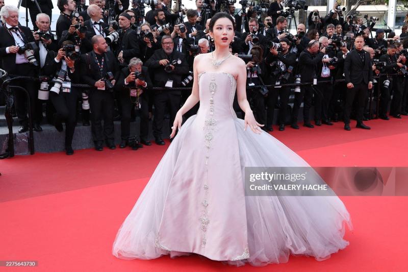 Mỹ nhân đẹp chấn động thế gian bùng nổ visual trên thảm đỏ Cannes, ngắm rồi mới biết thần tiên cổ tích là có thật- Ảnh 2.