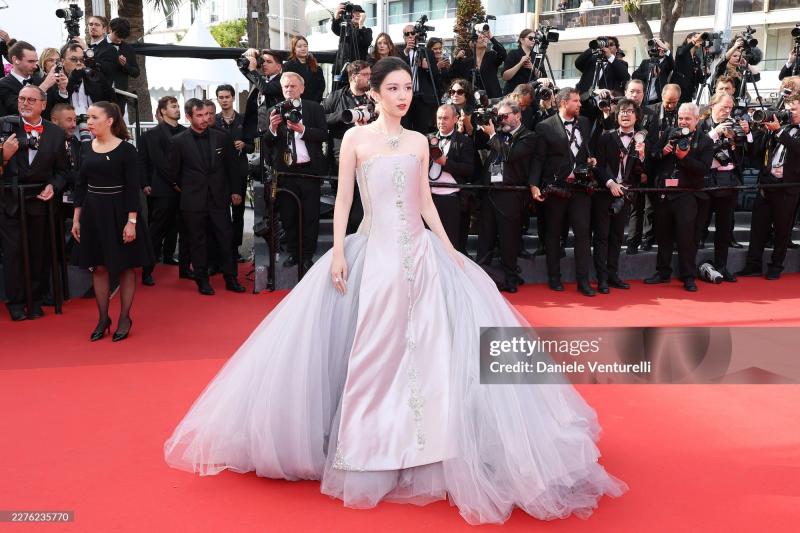Mỹ nhân đẹp chấn động thế gian bùng nổ visual trên thảm đỏ Cannes, ngắm rồi mới biết thần tiên cổ tích là có thật- Ảnh 3.