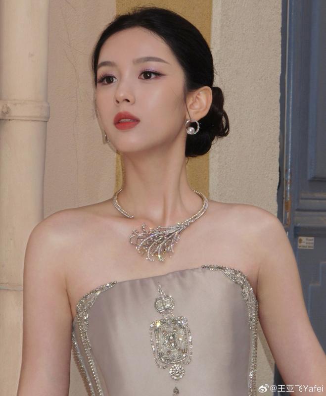 Mỹ nhân đẹp chấn động thế gian bùng nổ visual trên thảm đỏ Cannes, ngắm rồi mới biết thần tiên cổ tích là có thật- Ảnh 10.