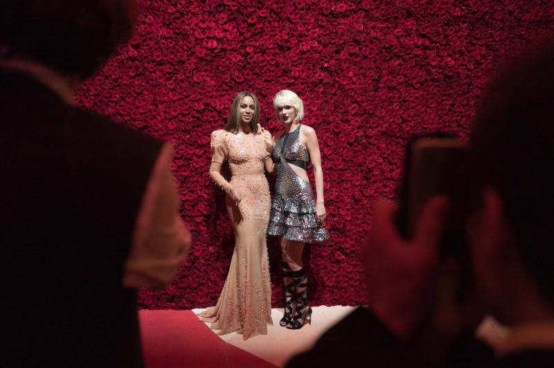 Bức ảnh quyền lực 10 năm chưa thể tìm lại ở Met Gala: Hai đại gia giàu nhất showbiz, so kè cực căng vị thế số 1 - Ảnh 1.