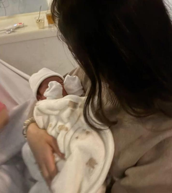 Cô gái 20 tuổi bất ngờ sinh bé gái 2,7kg sau một lần đau bụng: "Tôi tưởng ngộ độc thực phẩm" - Ảnh 2.