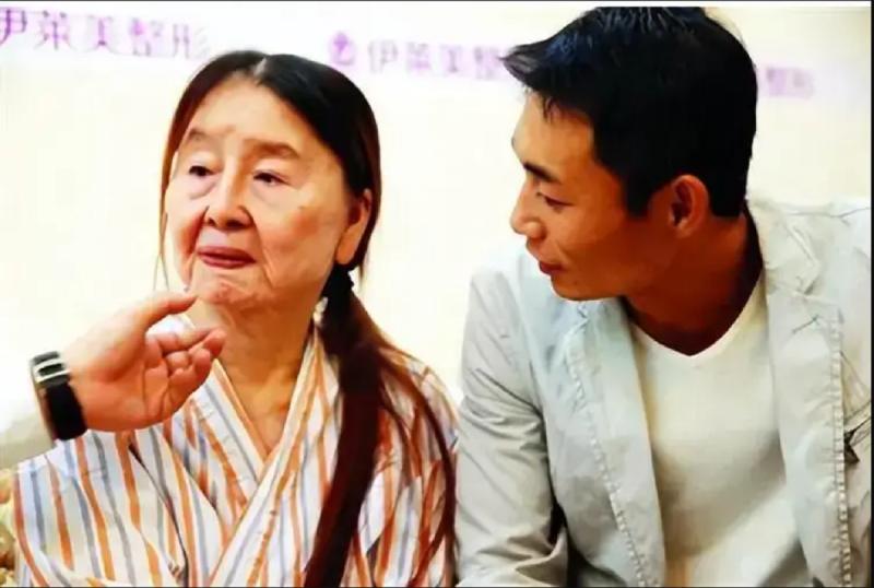 Cô gái 28 tuổi bỗng già đi nhanh chóng, họ hàng tưởng "bà lão 80"- Ảnh 2.