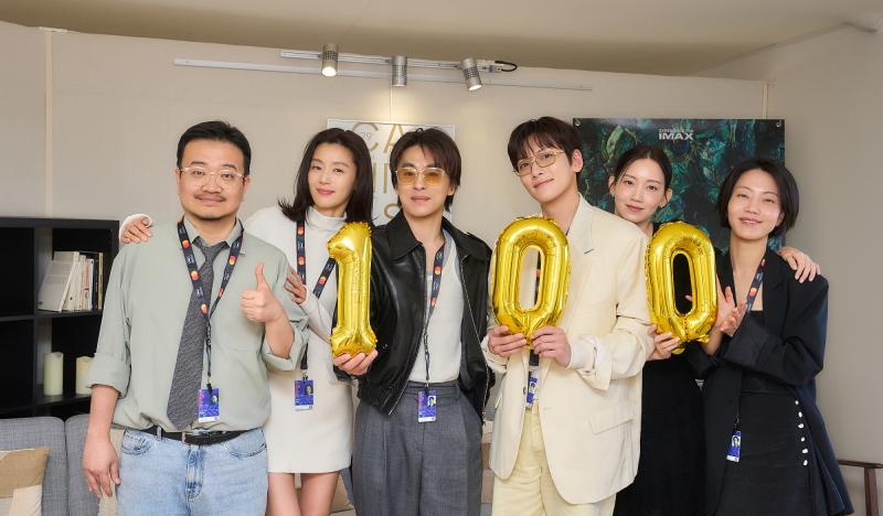 Chỉ 4 ngày, bom tấn zombie xứ Hàn cán mốc 1 triệu vé: Nữ chính gây sốc vì visual quá đỉnh ở tuổi 41- Ảnh 6.