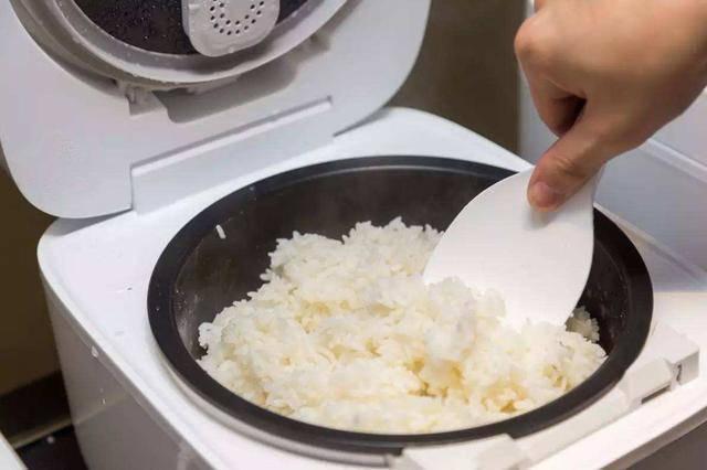 Cắm nồi cơm điện giữ ấm cơm cả ngày: Thói quen nhiều gia đình Việt đang làm tiềm ẩn nguy cơ sức khỏe- Ảnh 1.