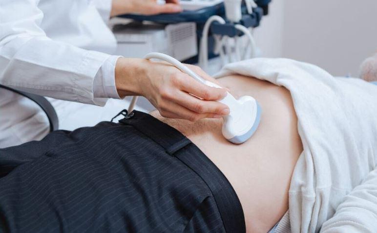 Đau bụng liên tục suốt 3 tháng, người đàn ông 70 tuổi sốc nặng khi phát hiện bí mật "đáng sợ" - Ảnh 1.
