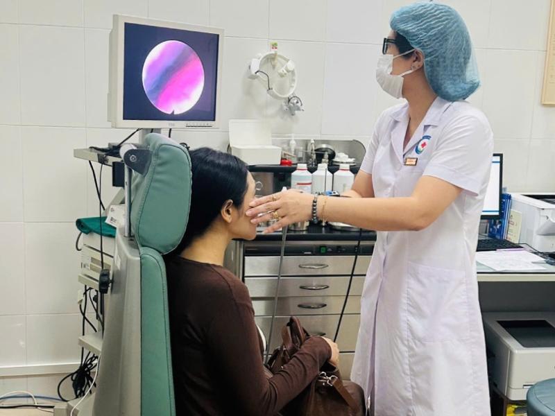 Đau họng sau khi ăn bánh mì, người phụ nữ 47 tuổi sốc nặng khi bác sĩ lấy ra thứ "đáng sợ" - Ảnh 1.