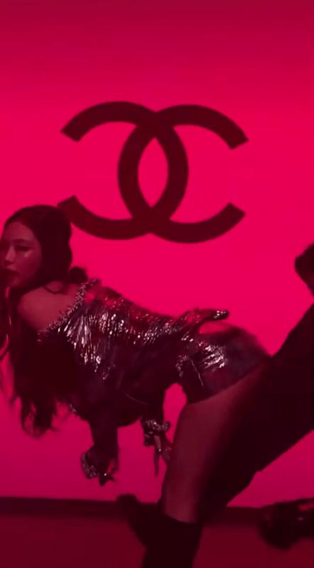 Jennie mặc độc bra diễn vũ đạo bỏng mắt ở show Chanel, G-DRAGON nhảy theo nhiệt tình- Ảnh 4.