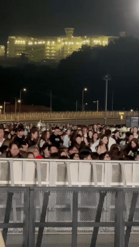 Dừng concert có G-DRAGON, đám đông hỗn loạn khó kiểm soát - Ảnh 1.