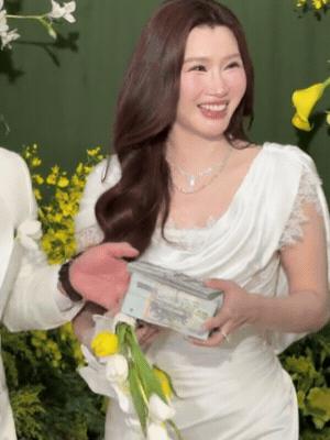 Lễ ăn hỏi Akira Phan và vợ CEO hôm nay: Sính lễ kim cương khủng, 3 con riêng của cô dâu đến chúc phúc- Ảnh 3.
