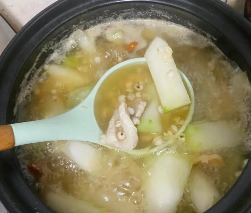 Đừng chỉ biết uống nước lọc vào mùa hè! Đây là 3 loại nước "siêu giải nhiệt", dưỡng da, tăng cường sức khỏe - Ảnh 1.