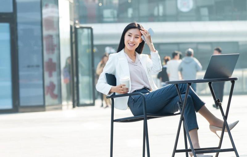 Tại sao phụ nữ không thể ngồi tách hai chân, nhưng đàn ông thì có thể? Câu trả lời không chỉ là chuyện lịch sự - Ảnh 3.