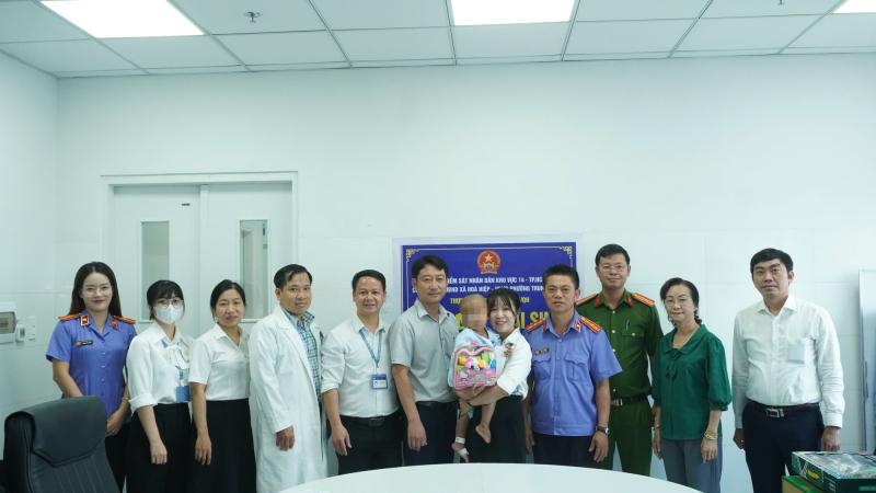 Bé trai 2 tuổi bị bạo hành được cấp giấy khai sinh - Ảnh 2.