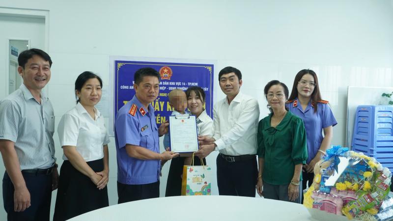 Bé trai 2 tuổi bị bạo hành được cấp giấy khai sinh - Ảnh 1.