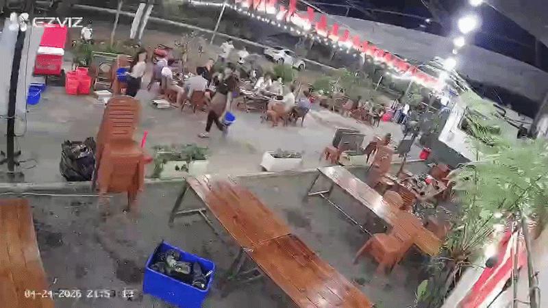 Bức xúc clip người đàn ông đá vào mặt nữ quản lý quán nhậu: Hé lộ nguồn cơn, nạn nhân lên tiếng - Ảnh 1.