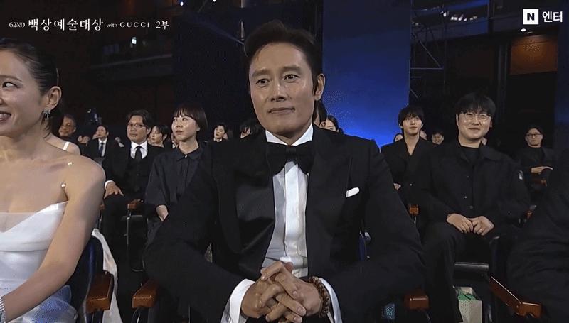 Viral nhất Baeksang 2026: Lee Byung Hun tỏ thái độ khi Son Ye Jin thắng giải thưởng lớn- Ảnh 1.