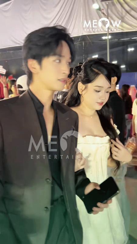 Xôn xao đoạn clip Nàng Mơ lườm “cháy mặt” Trúc Anh vì khoác tay Trần Nghĩa ở sự kiện- Ảnh 1.