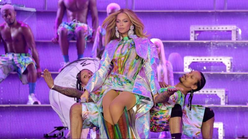 Bức ảnh quyền lực 10 năm chưa thể tìm lại ở Met Gala: Hai đại gia giàu nhất showbiz, so kè cực căng vị thế số 1 - Ảnh 14.