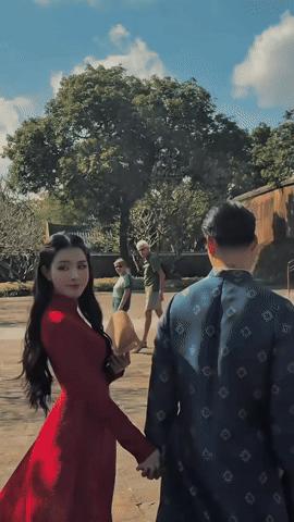 Tuyển thủ Văn Thanh và vợ tiểu thư "trâm anh thế phiệt" đầu tư 8 bộ ảnh cưới gây choáng - Ảnh 3.