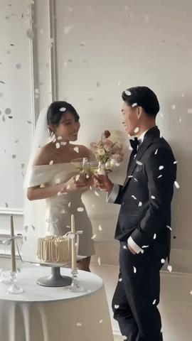 Tuyển thủ Văn Thanh và tiểu thư "trâm anh thế phiệt" cực tình tứ ở hậu trường chụp ảnh cưới, cô dâu xinh miễn chê- Ảnh 2.