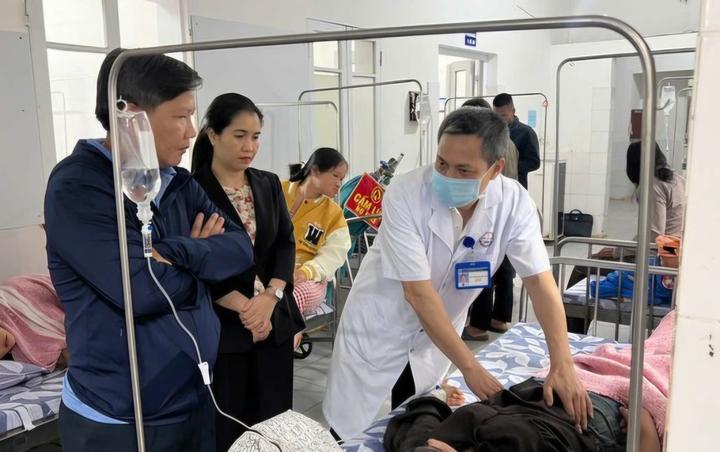 Hơn 50 người ở Quảng Trị nhập viện nghi ngộ độc sau ăn bánh mì- Ảnh 1.