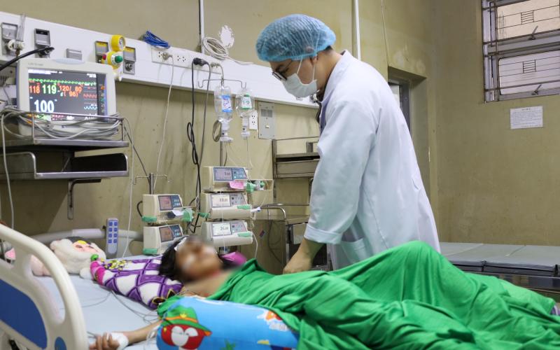 Một học sinh ở Cà Mau bị ong vò vẽ đốt hơn 70 vết - Ảnh 1.