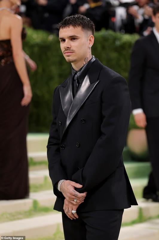 Romeo Beckham gây ấn tượng trong lần đầu dự Met Gala, vợ chồng Brooklyn - Victoria “vắng mặt bí ẩn” giữa drama gia đình- Ảnh 2.