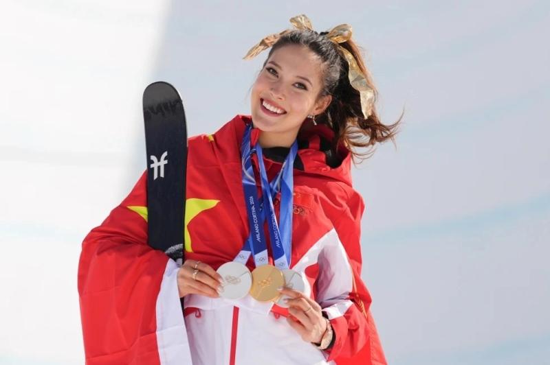 "Công chúa tuyết" Olympic hot rần rần Met Gala - Eileen Gu lên tiếng về tin đồn giải nghệ- Ảnh 2.
