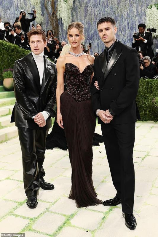 Romeo Beckham gây ấn tượng trong lần đầu dự Met Gala, vợ chồng Brooklyn - Victoria “vắng mặt bí ẩn” giữa drama gia đình- Ảnh 3.