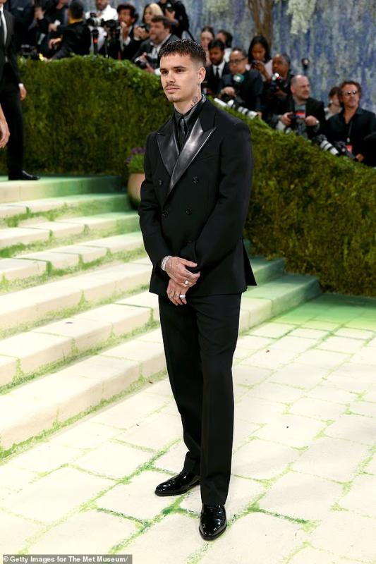 Romeo Beckham gây ấn tượng trong lần đầu dự Met Gala, vợ chồng Brooklyn - Victoria “vắng mặt bí ẩn” giữa drama gia đình- Ảnh 1.