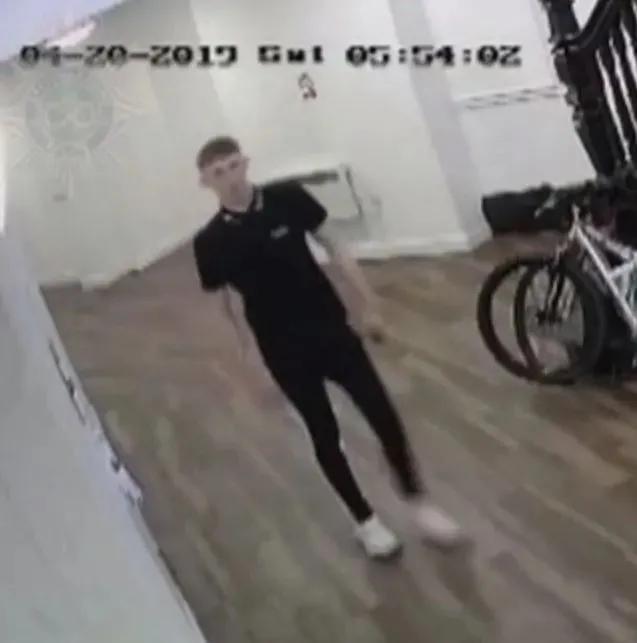 Công bố đoạn CCTV gây sốc: Khoảnh khắc lạnh người của cầu thủ bán chuyên sau khi cưỡng hiếp, sát hại thiếu nữ 18 tuổi - Ảnh 3.