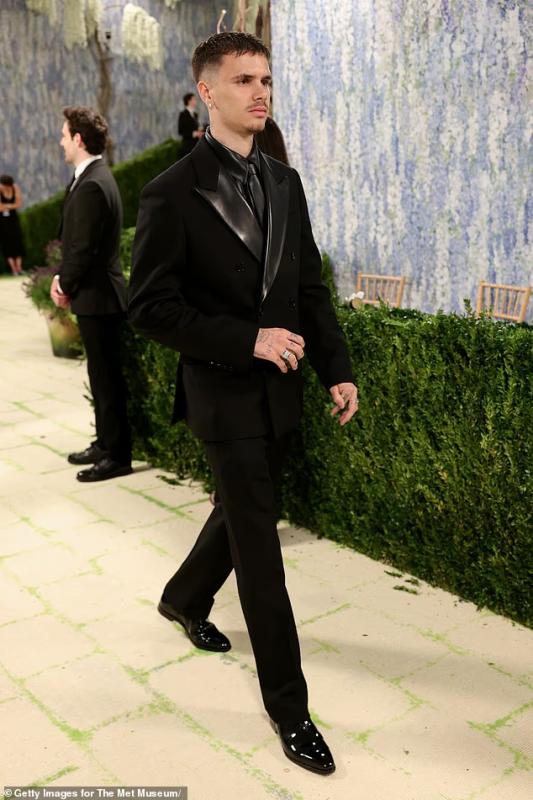 Romeo Beckham gây ấn tượng trong lần đầu dự Met Gala, vợ chồng Brooklyn - Victoria “vắng mặt bí ẩn” giữa drama gia đình- Ảnh 5.