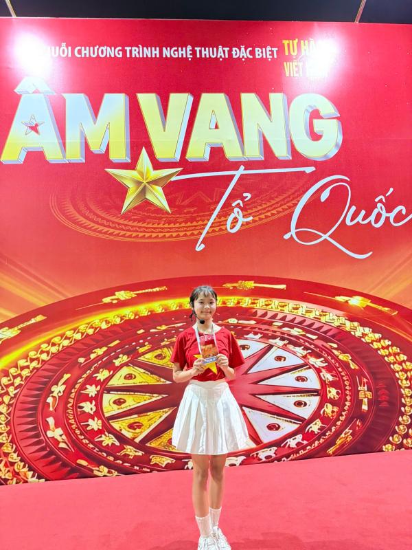 Choáng với profile “con nhà người ta”: Cô bé 13 tuổi gây sốt tại concert quốc gia 2026 - Ảnh 6.